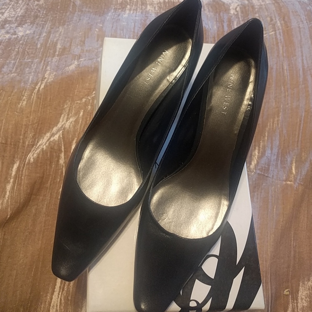 Nine West Neviso Dill Navy Leather Pump